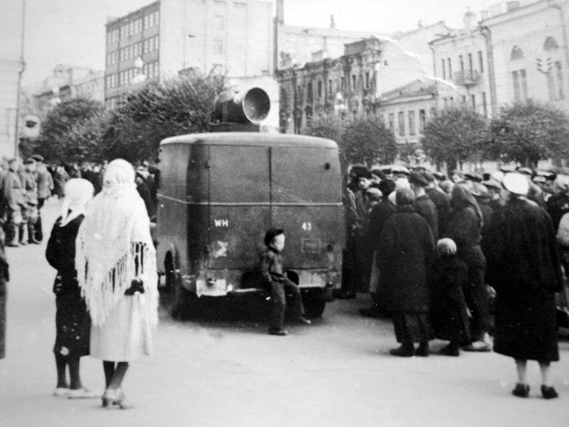 Кияни слухають гучномовець на автомобілі 637 Propaganda Kompanie на Хрещатику, вересень 1941 року