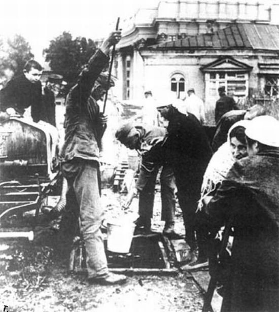 Німецькі солдати дістають воду - собі і киянам - на місці знищеного більшовиками Михайлівського Золотоверхого