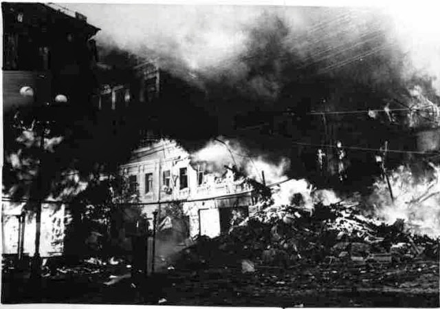 6.10.1941 Brand in Kiew. Brennendes zerstörtes Haus in Kiew. Als Ursache sah das deutsche Militär eine sowjetische Zeitzündermine an 1
