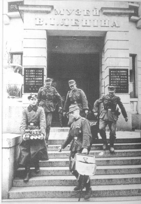 Німецькі солдати розміновують будівлю Центральної Ради