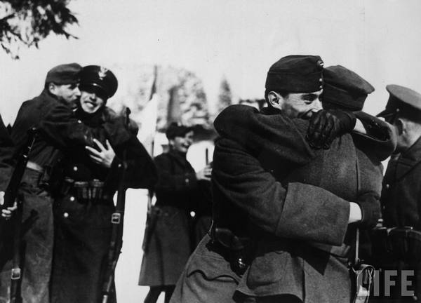 Зустріч угорських і польських вояків на спільному кордоні в Карпатах. Не пізніше 18 березня 1939 р.