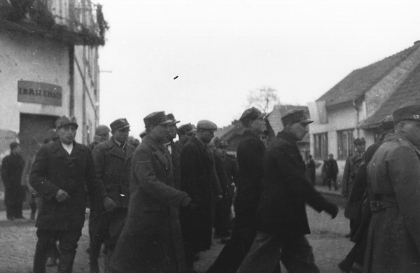 Група добровольців та січовиків відправляються на угорський фронт. Хуст, 16 березня 1939 р.
