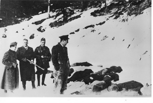 Угорські вояки з польським офіцером прикордонної служби (спереду) після розстрілу січовиків-галичан