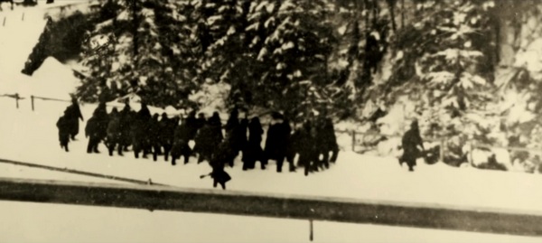 Група полонених січовиків із 30-40 чоловіків, яких конвоюють до місця розстрілу поблизу Татарському перевалу
