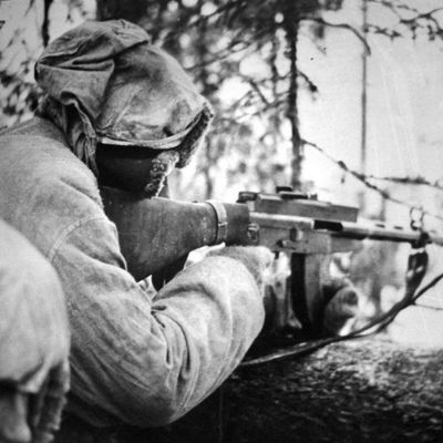 Фінський солдат з кулеметом Lahti-Saloranta M-26