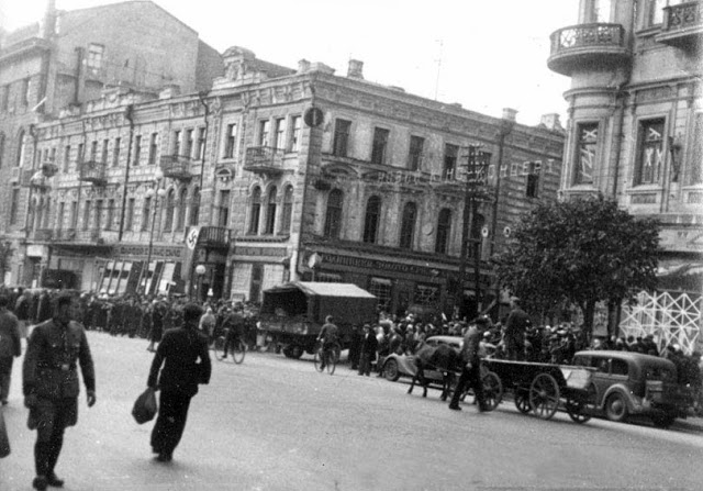 21.09.1941. Кут Хрещатика та вул. Свердлова (нині Прорізна). Кияни стоять у черзі на реєстрацію