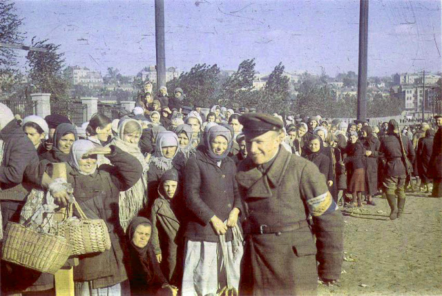 Кадр 20. Жінки і діти біля огорожі стадіону «Зеніт» (нині «Старт») на вул. Лагерній